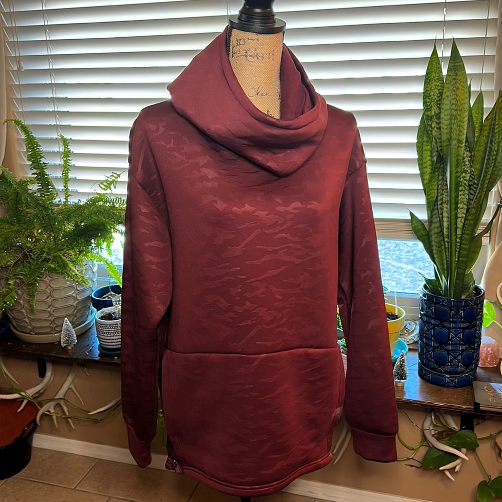 Lotta Cocoon Hoodie II, size small, Fabletics, Black Cherry Camo